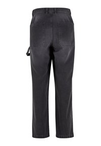 Zwarte denimbroek met een rechte pasvorm, uitgerust met twee achterzakken en een zijdelingse banddetail. Glad textuur met een licht vervaagde afwerking.