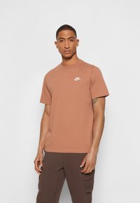 Nike Sportswear CLUB TEE - T-shirt básica - mineral clay