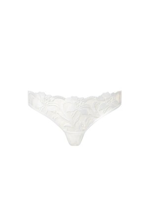Weiße Spitzen-Tanga-Unterwäsche mit floraler Stickerei und gewellten Kanten, dargestellt vor einem schlichten weißen Hintergrund.