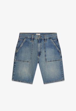 Blaue Jeansshorts mit vorderen aufgesetzten Taschen, Gürtelschlaufen, Knopfverschluss und einem ausgewaschenen Design.