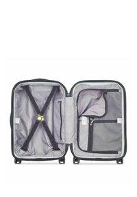 Maleta gris con un interior de dos compartimentos, que incluye bolsillos de malla y con cremallera, correas para asegurar los artículos y ruedas que giran suavemente.