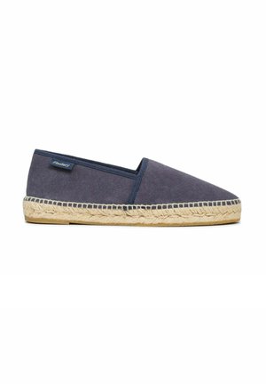 Marineblauwe canvas espadrille met geweven jute zool en klein stoffen merklabel aan de zijkant, platte hak, instapmodel.
