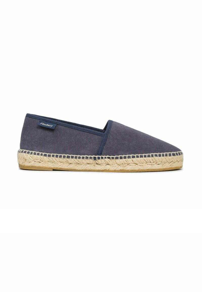 Marineblauwe canvas espadrille met geweven jute zool en klein stoffen merklabel aan de zijkant, platte hak, instapmodel.