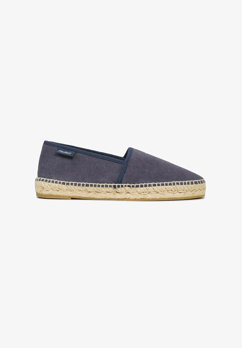Marineblauwe canvas espadrille met geweven jute zool en klein stoffen merklabel aan de zijkant, platte hak, instapmodel.