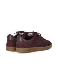 Sneaker in suede bordeaux con punta rotonda, dettagli in pelle e suola in gomma. Presentano chiusura con lacci e dettagli di cucitura visibili.