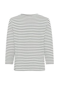 Dreiviertelarm-Oberteil mit Rundhalsausschnitt, aus weißem Material mit feinen marineblauen horizontalen Streifen. Aus weichem Baumwollstoff.