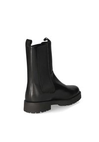 Zwarte leren enkelboot met elastische zijpanelen, ronde neus en een dikke rubberen zool. Voorzien van een trekband voor gemakkelijk aan- en uittrekken.