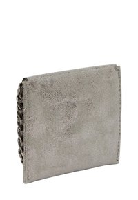 Metallisch zilveren portemonnee van gestructureerd leer met een gebarsten afwerking. Kettingaccent aan één zijde. Rechthoekige vorm, gevouwen ontwerp.