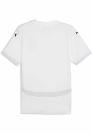 Camiseta blanca de manga corta con cuello redondo. Presenta una textura suave, sutiles acentos en azul y logotipos negros de Puma en cada hombro.