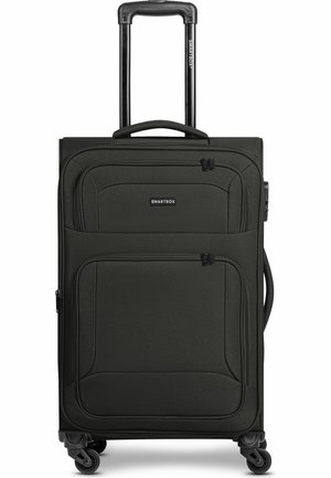 Valise à coque souple noire avec poignée télescopique, poches zippées à l'avant, poignées latérales et supérieures, et quatre roulettes pivotantes.