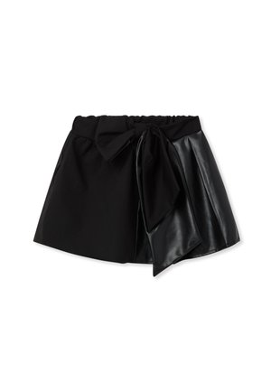 Mini gonna nera con pannello in pelle asimmetrico su un lato e un grande fiocco di tessuto legato in vita.