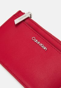 Calvin Klein MUST CARDHOLDER - Novčanik - scarlet sage