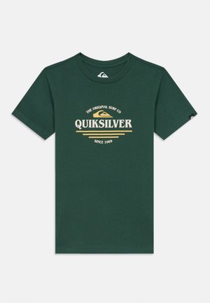 Green short-sleeve t-shirt made of cotton, featuring a central white and gold Quiksilver logo and text with a round neckline.
