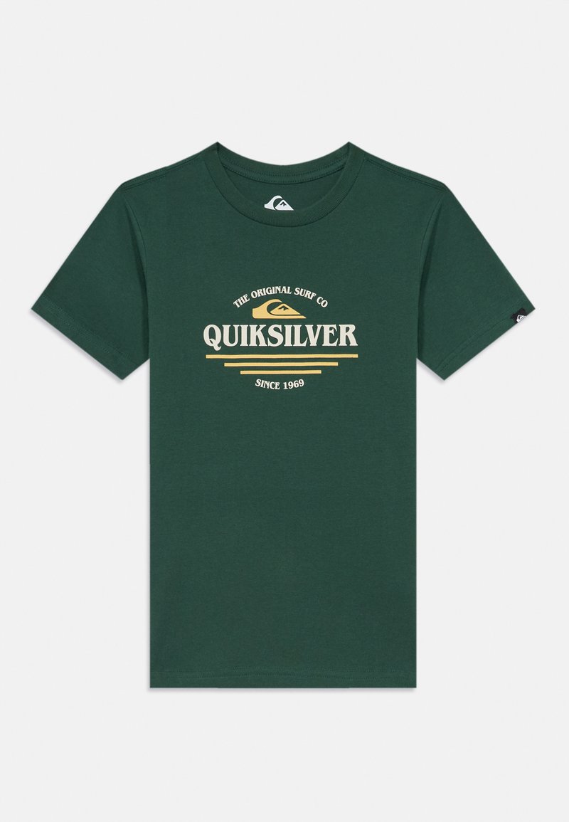 Žalia trumpomis rankovėmis marškinėliai, pagaminti iš medvilnės, su centruotu balto ir aukso Quiksilver logotipu bei tekstu, apvaliu iškirpimu.