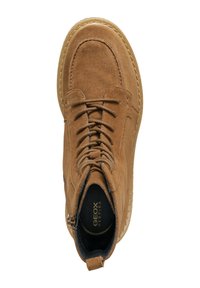 Stivale in suede marrone fino alla caviglia con punta arrotondata, lacci, zip laterale e suola beige. Logo visibile all'interno, dettagli di cucitura lungo il bordo.