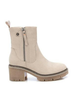 Stivaletti beige realizzati in materiale simile al suede, con una cerniera laterale, suola in gomma e design con tacco largo impreziosito da dettagli cuciti.