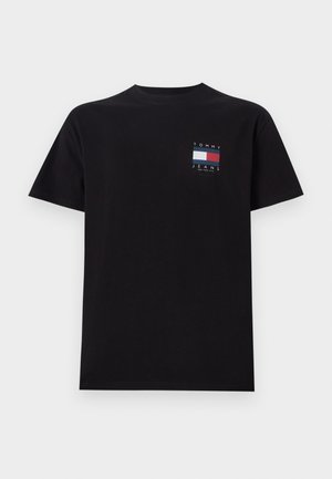 Μαύρο βαμβακερό t-shirt με κοντά μανίκια, που διαθέτει ένα μικρό λογότυπο σε κόκκινο, λευκό και μπλε χρώμα στην αριστερή περιοχή του στήθους.