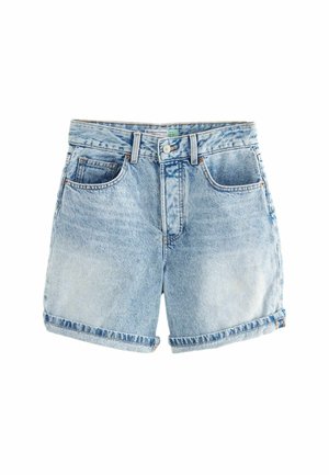Short en denim bleu clair avec ourlets roulés, bouton et fermeture éclair à l'avant, passants de ceinture et design cinq poches.