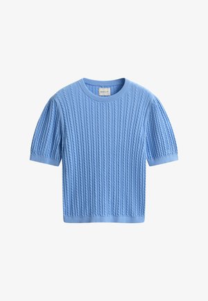 Hellblauer Kurzarm-Strickpullover mit Zopfstrickmuster und geripptem Rundhalsausschnitt, Bündchen und Saum.