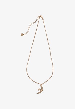 Le collier doré présente une fine chaîne ornée de petites perles et d'un pendentif en forme d'oiseau texturé. Longueur ajustable avec un fermoir à homard.
