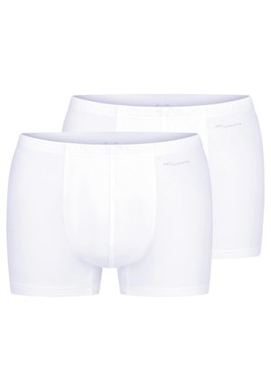To ensfarvede hvide herre bomuldsboxershorts med elastiske linninger, arrangeret den ene bag den anden på en hvid baggrund.