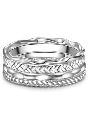 Anillo de plata formado por tres bandas: una torsionada, una trenzada y una lisa con acentos redondos, presentando un acabado pulido en toda su superficie.
