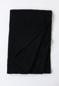 Coperta in lana nera, texture morbida con una finitura liscia. Forma rettangolare, piegata con un leggero drappeggio in un angolo, design minimale.