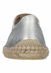Zilveren leren espadrille met een gestructureerde afwerking, open zijkanten en natuurlijke jute touwdetails rond de zool.