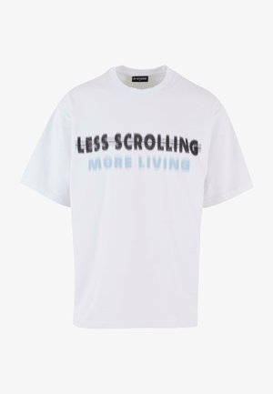 Biała bawełniana koszulka z krótkim rękawem, z napisem "MNIEJ PRZEWIJANIA, WIĘCEJ ŻYCIA" w czarnym i jasnoniebieskim gradiencie.