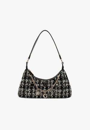 Borsa a spalla in tweed bianco e nero, caratterizzata da una forma curva, dettagli in metallo dorato e una catena decorativa con pendenti.