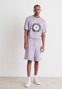 HUGO NOMARIO - Pantaloni de trening - open purple