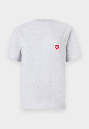 Camiseta gris claro de algodón, con cuello redondo y mangas cortas. Bolsillo en el pecho izquierdo con una etiqueta en forma de corazón roja.