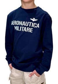 Felpa blu navy in cotone con stampa bianca "AERONAUTICA MILITARE" e un piccolo logo con l'ala sul petto. Vestibilità standard.