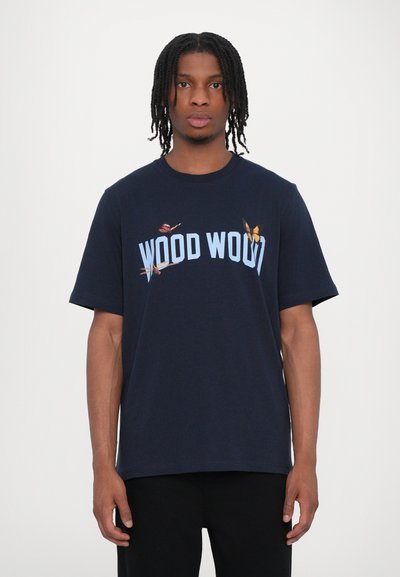 Granatowa bawełniana koszulka z krótkim rękawem, z delikatnym logo "WOOD WOOD" w jasnoniebieskim kolorze oraz małymi grafikami motyli z przodu. Luźny krój.