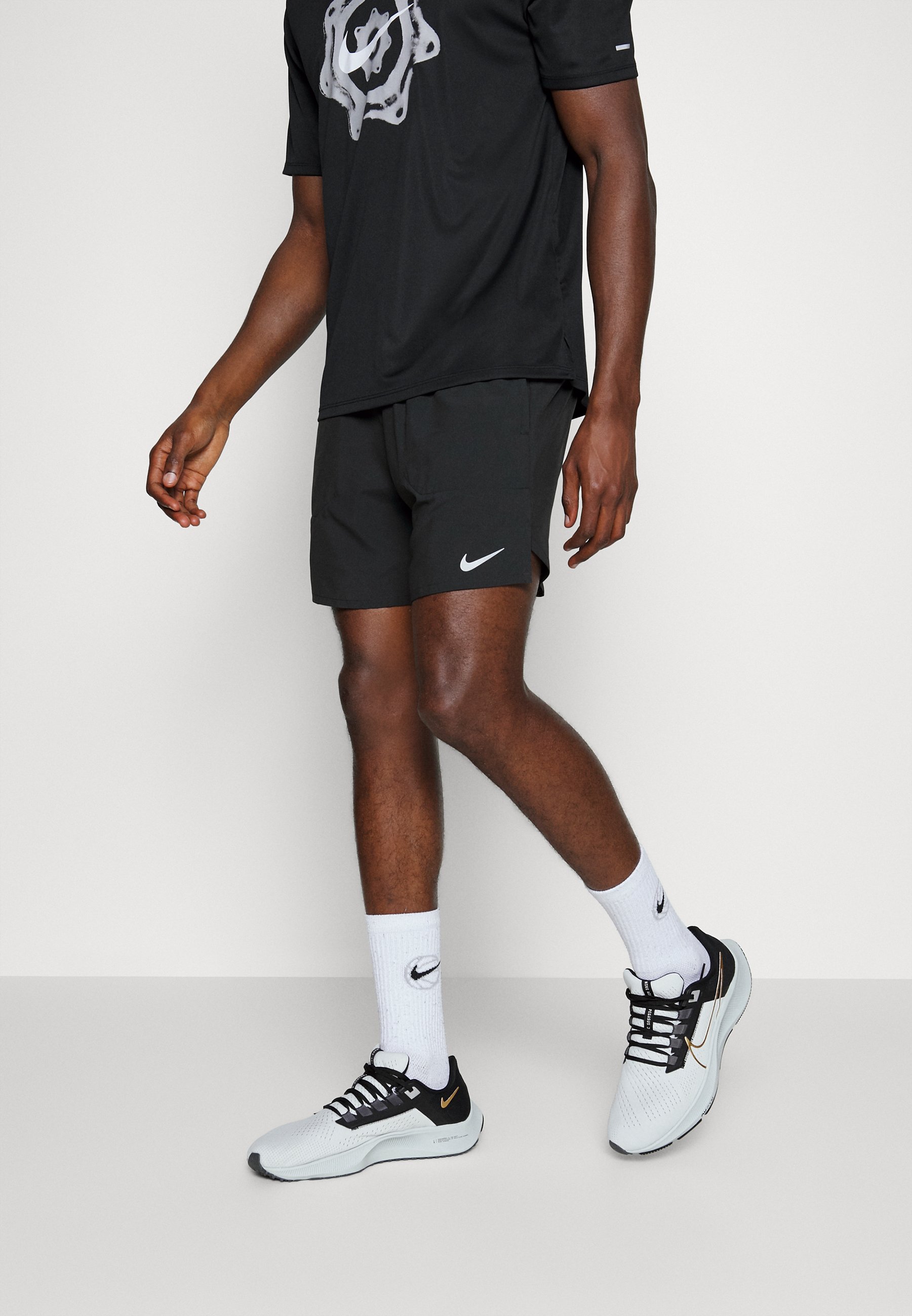 Nike Performance STRIDE - Sportiniai šortai - black/reflective silver/juoda  - Zalando.lt