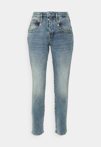 Ljusblå denimjeans med hög midja, fem fickor och knäppning. Har en urblekt finish med subtila slitningar och sydda detaljer.