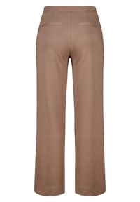 Bruine wijde pijpen broek van een gladde stof, met achterzakken en een nette tailleband. De textuur lijkt zacht en rekbaar.