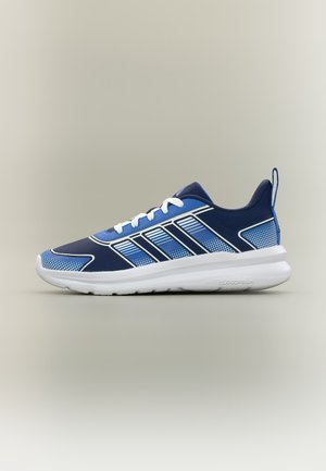 Niebiesko-granatowy sportowy sneaker z białymi sznurówkami, wzorzystymi paskami, wyściełaną białą podeszwą i pętelką na pięcie na neutralnym tle.