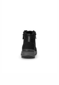 Bottines noires en suède avec une finition texturée. Dotées d'un col rembourré, d'une fermeture éclair et d'un logo sur le talon. Semelle en caoutchouc arrondie.