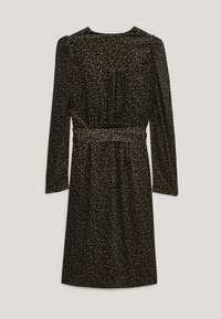 Robe noire avec un imprimé léopard, manches longues, encolure ronde, taille cintrée avec une ceinture, et un ourlet fluide à mi-genoux.