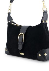 Sac à main en daim noir avec des accents en cuir, une quincaillerie dorée, une bandoulière amovible et une fermeture à boucle. Présente des coins arrondis et des détails cloutés.