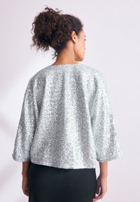 Zilverkleurig oversized jasje met pailletten, driekwarts mouwen en een ronde halslijn, met een gladde textuur en een ontspannen pasvorm.