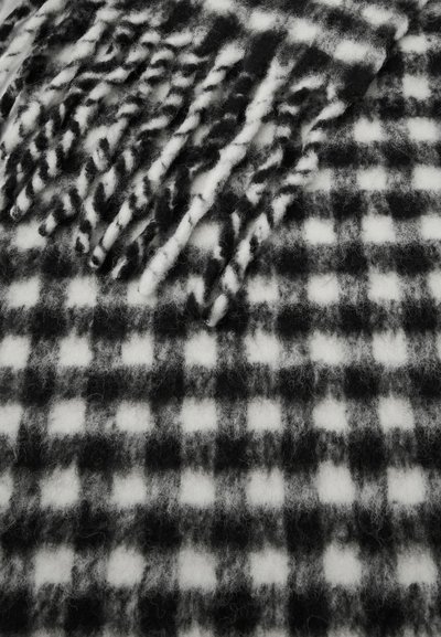 Cachecol xadrez preto e branco com uma textura suave e peluda. Apresenta bordas com franjas e um tecer solto, criando uma aparência aconchegante.