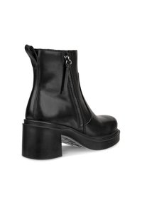 Botín negro con cremallera lateral y tacón ancho, que presenta un acabado de cuero elegantemente liso y puntera redondeada.