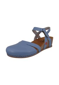 Hellblaue Leder Sandale mit geschlossenem Zehenbereich, Kreuzriemen-Design und Kork-Innensohle. Mit roten Blumenakzenten und gestickten Details.