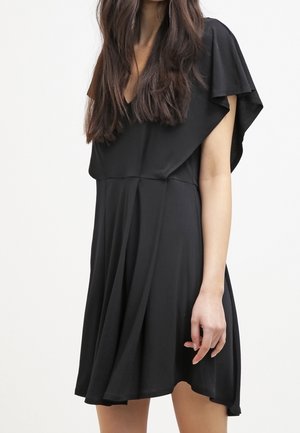 Schwarzes Kleid aus leichtem Stoff mit V-Ausschnitt, flatternden Ärmeln und A-Linien-Silhouette, mit einem fließenden Saum.