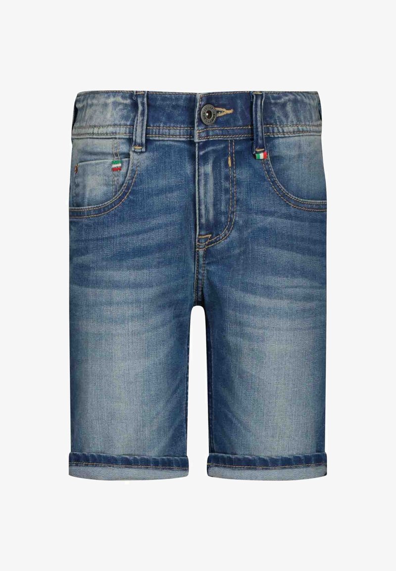 Short en denim bleu avec ourlets roulés, bouton et fermeture éclair devant, passants de ceinture et petits détails de drapeau cousus sur les poches.