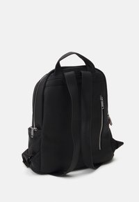 Schwarzer Rucksack mit glatter Textur, ausgestattet mit zwei seitlichen Reißverschlüssen, doppelten Schultergurten und einem stabilen oberen Griff. Einfaches, rechteckiges Design.