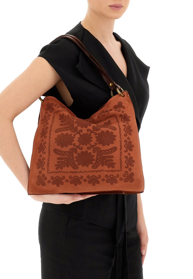 Borsa a tracolla in pelle marrone con motivi floreali impressi, design hobo morbido e tracolla marrone con dettagli in metallo dorato.