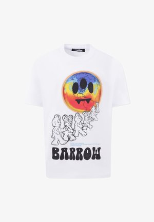 T-shirt bianco in cotone con una grafica di un globo colorato e sorridente con tre occhi neri e illustrazioni di orsi giocosi sotto. La scritta recita "BARROW".